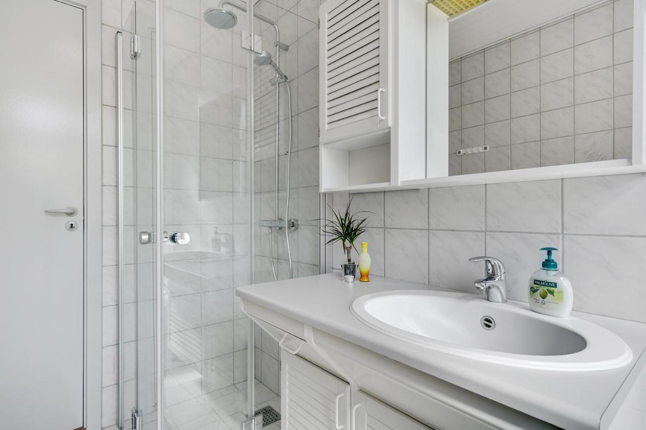Hotel Apartment With A Lake View - 2 Room Apartment Krusa Bagian luar foto