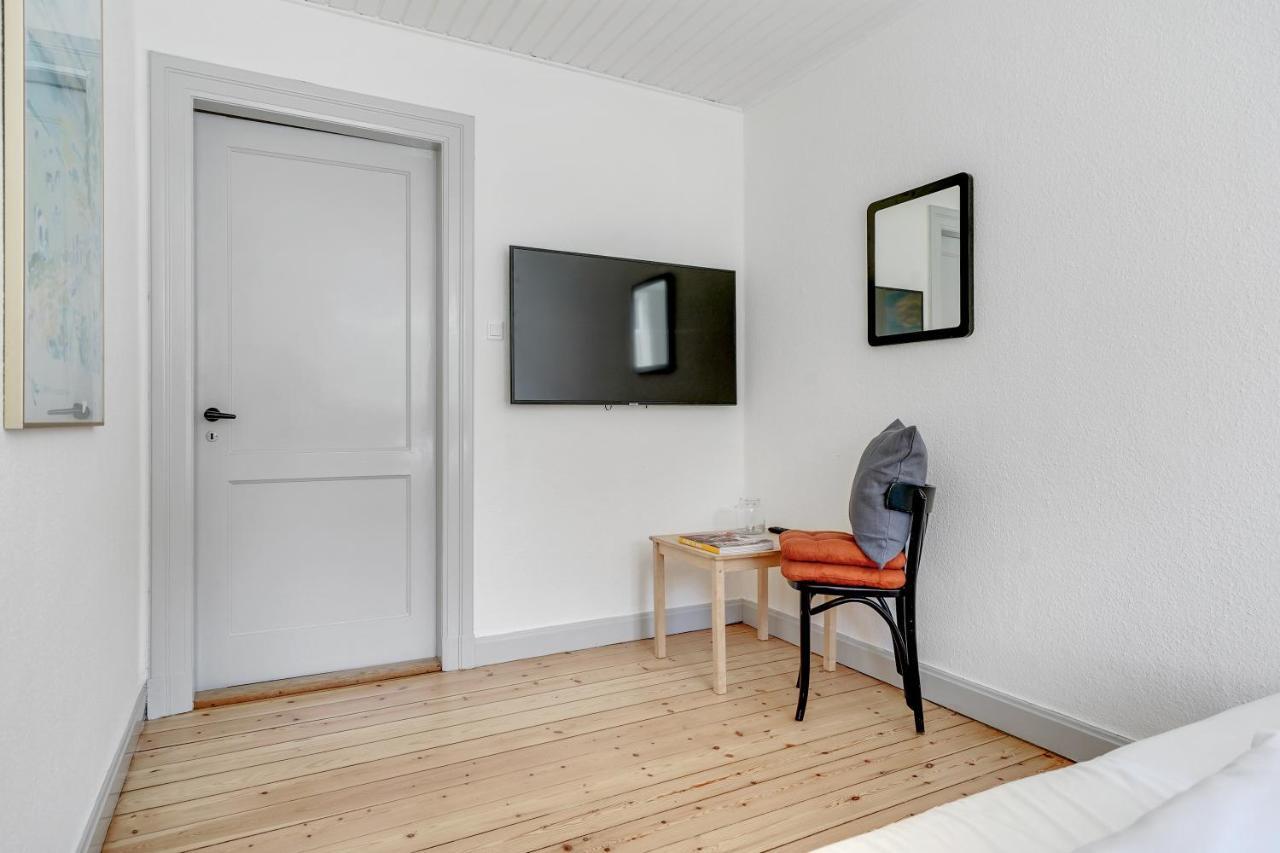 Hotel Apartment With A Lake View - 2 Room Apartment Krusa Bagian luar foto